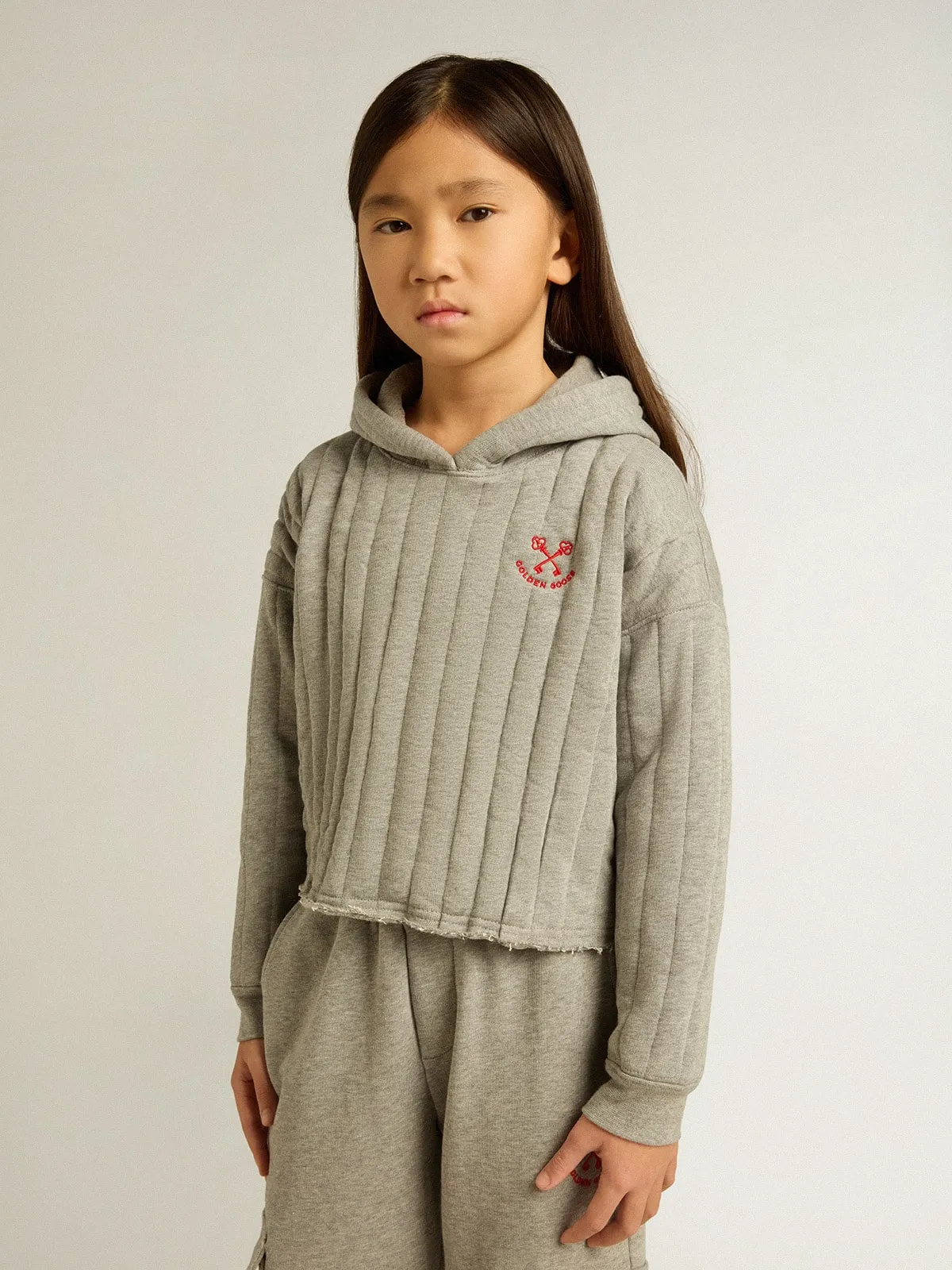 Girls' cropped sweatshirt in gray melange with a hood and embroidery on the front