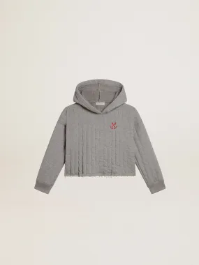 Girls' cropped sweatshirt in gray melange with a hood and embroidery on the front