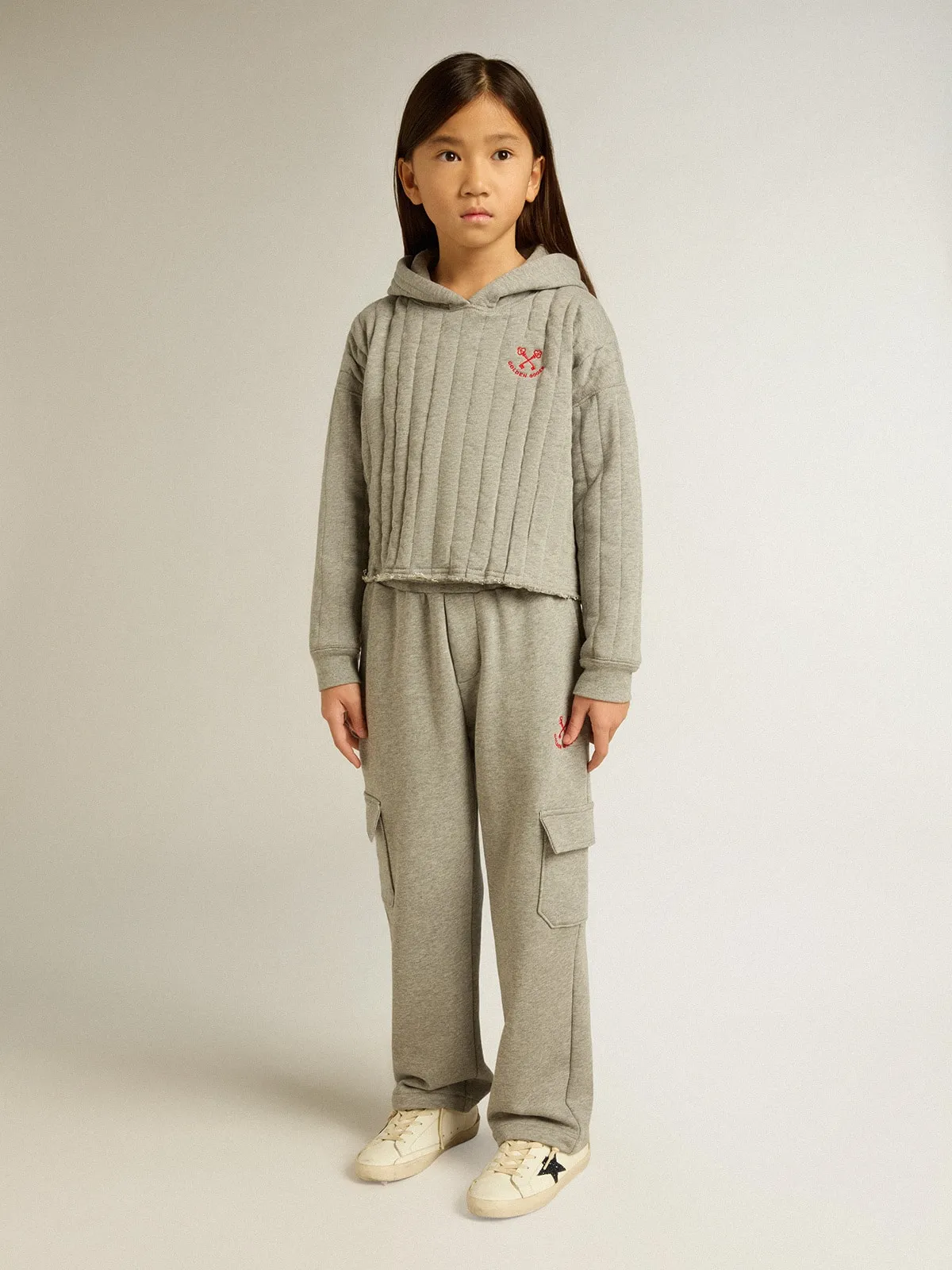 Girls' cropped sweatshirt in gray melange with a hood and embroidery on the front