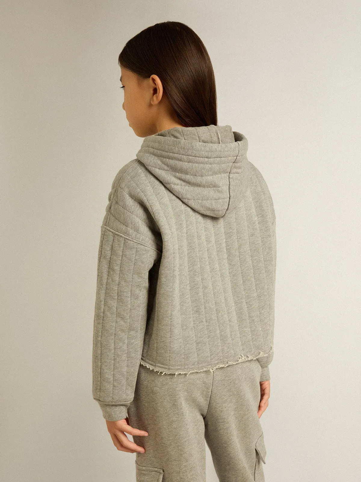 Girls' cropped sweatshirt in gray melange with a hood and embroidery on the front