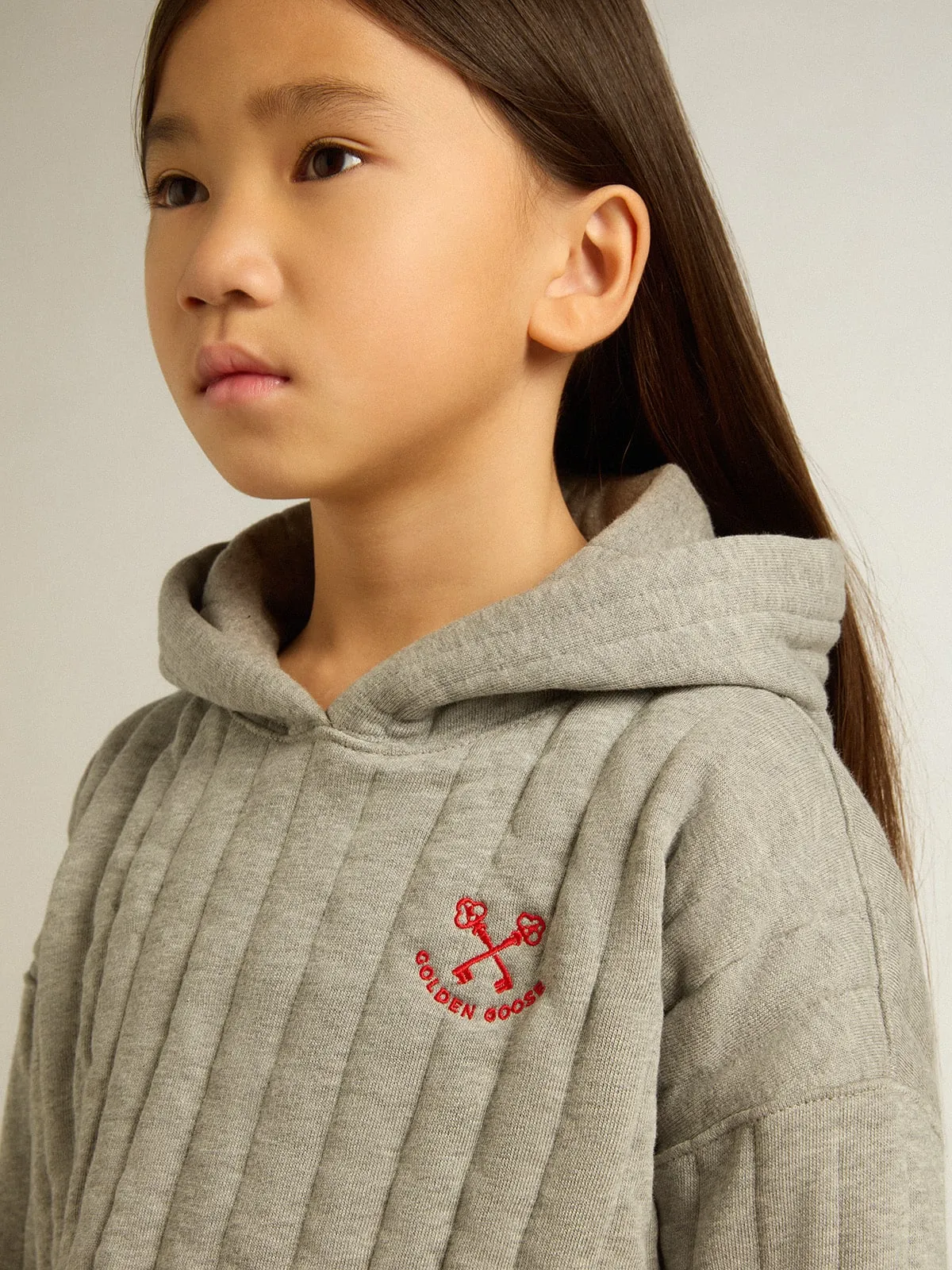 Girls' cropped sweatshirt in gray melange with a hood and embroidery on the front