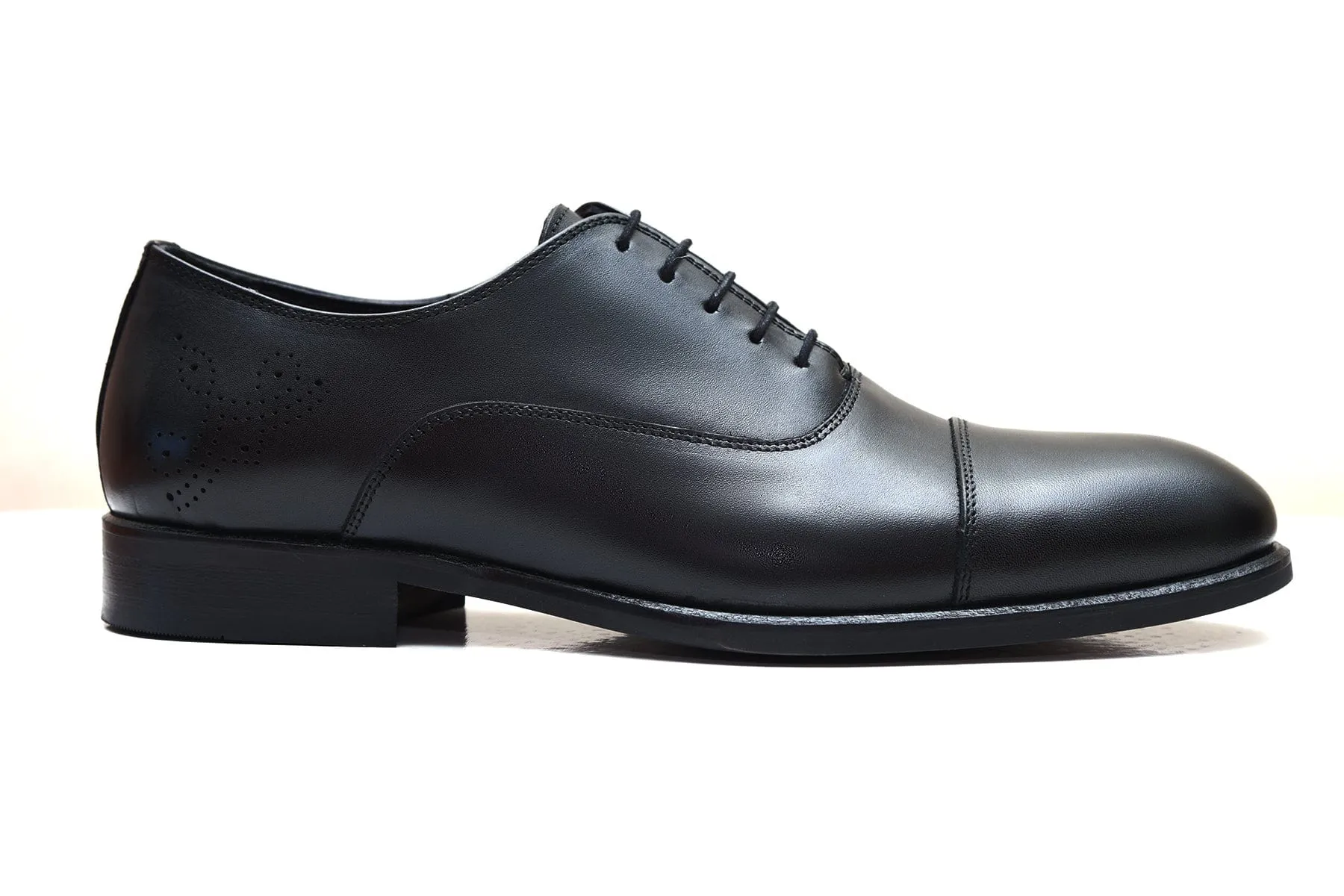 SEVILLE | Black leather cap toe shoes